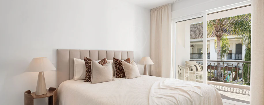 Bine ați venit în acest townhouse excepțional unde luxul contemporan se îmbină cu confortul și un stil de viață lipsit de efort!