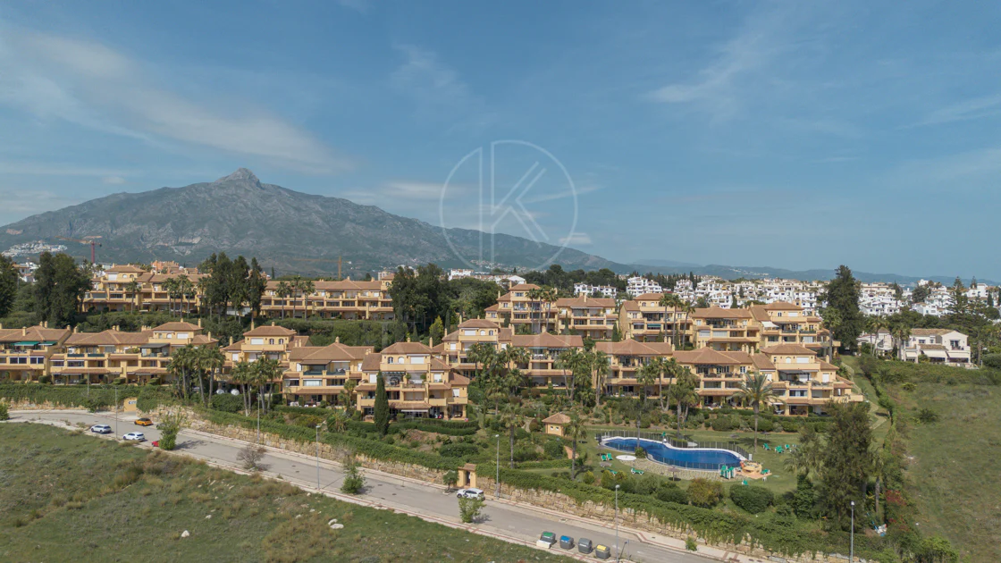 Apartament superb cu vedere la mare în Cumbres del Rodeo, Nueva Andalucia.