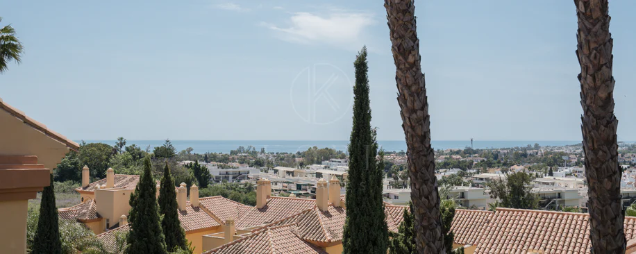 Apartament superb cu vedere la mare în Cumbres del Rodeo, Nueva Andalucia.