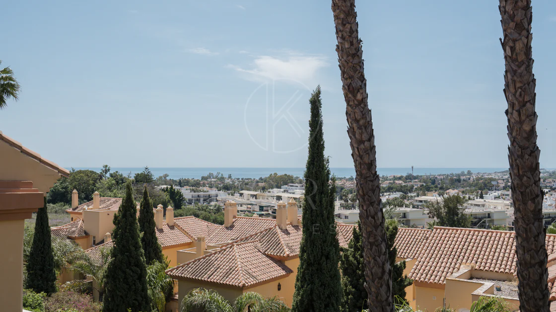 Apartament superb cu vedere la mare în Cumbres del Rodeo, Nueva Andalucia.