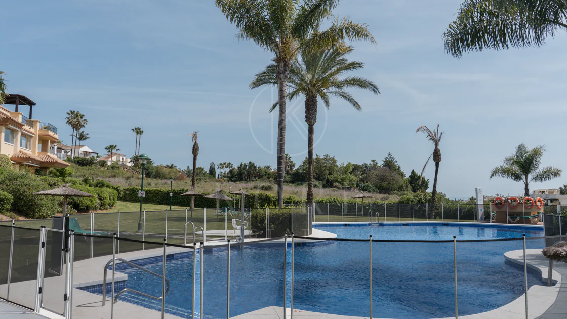 Apartament superb cu vedere la mare în Cumbres del Rodeo, Nueva Andalucia.