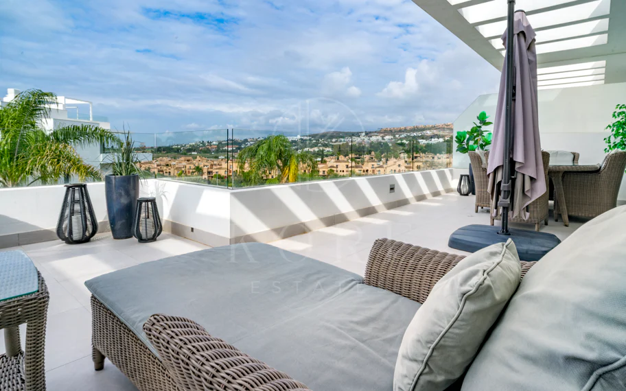 Ático duplex de lujo en Cataleya, Atalaya Golf, Estepona propiedad con 3 dormitorios en venta