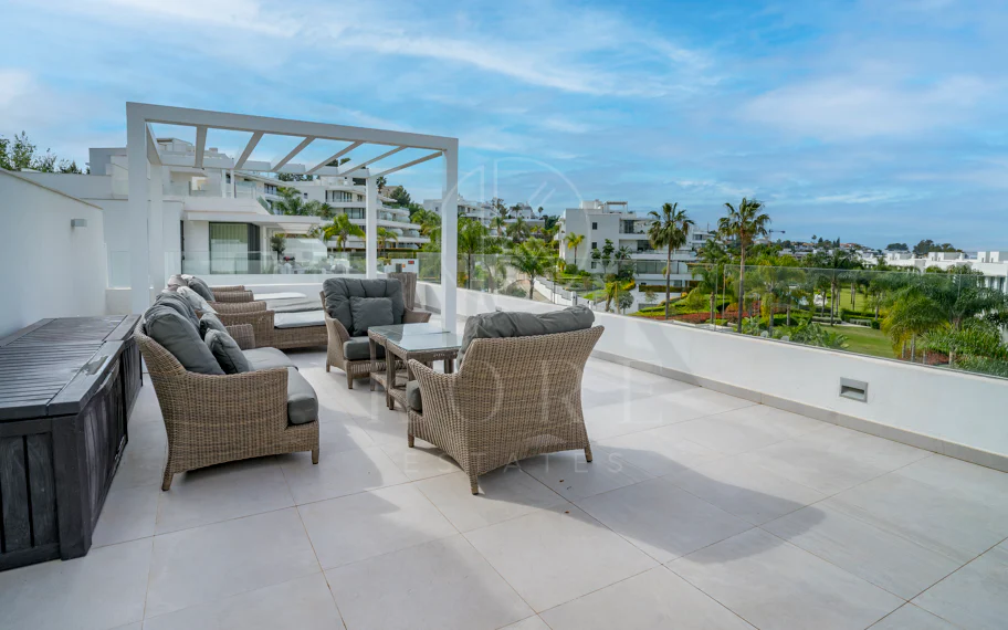 Ático duplex de lujo en Cataleya, Atalaya Golf, Estepona propiedad con 3 dormitorios en venta