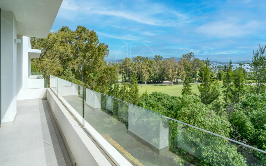 Ático duplex de lujo en Cataleya, Atalaya Golf, Estepona propiedad con 3 dormitorios en venta