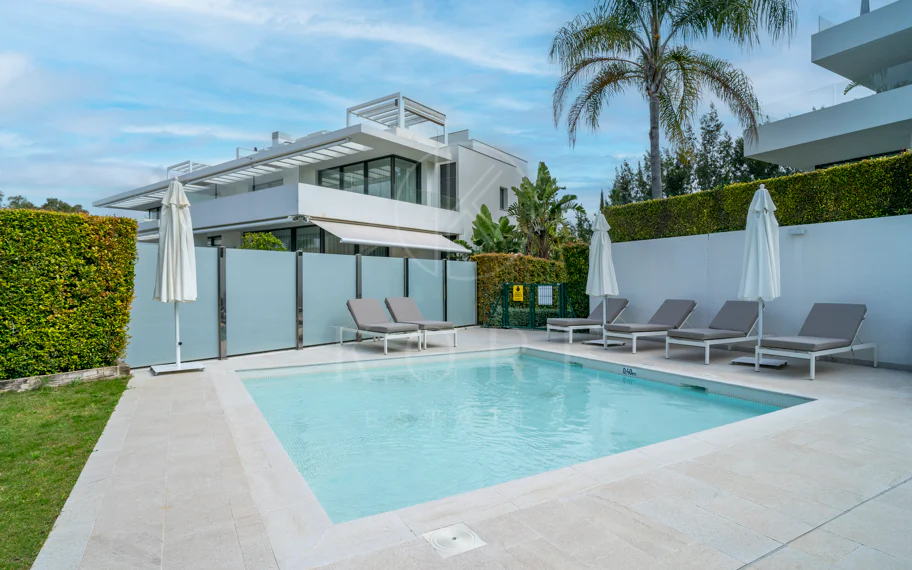 Ático duplex de lujo en Cataleya, Atalaya Golf, Estepona propiedad con 3 dormitorios en venta