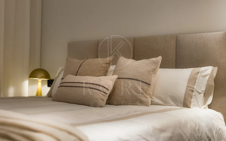 Excepcional apartamento de lujo completamente renovado en la Milla de Oro de Marbella con vistas al Mediterráneo.