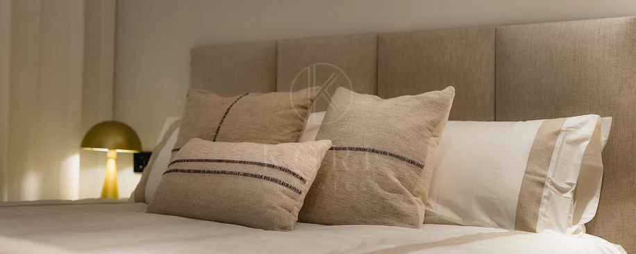 Excepcional apartamento de lujo completamente renovado en la Milla de Oro de Marbella con vistas al Mediterráneo.