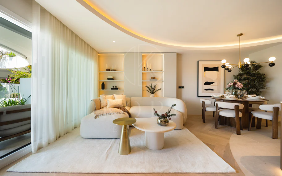 Excepcional apartamento de lujo completamente renovado en la Milla de Oro de Marbella con vistas al Mediterráneo.