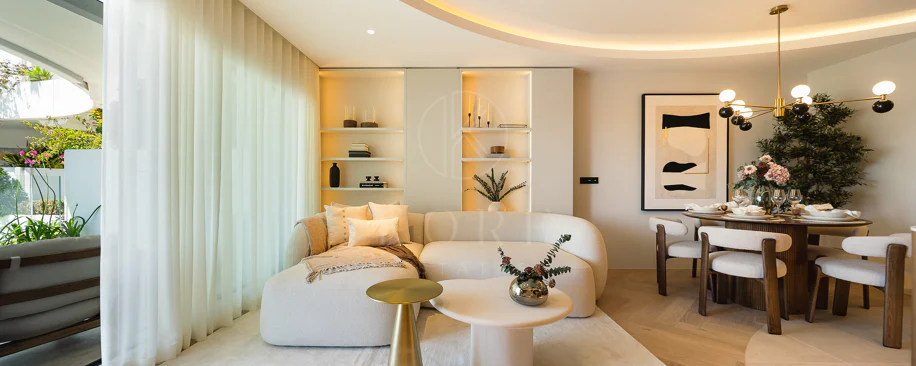 Excepcional apartamento de lujo completamente renovado en la Milla de Oro de Marbella con vistas al Mediterráneo.