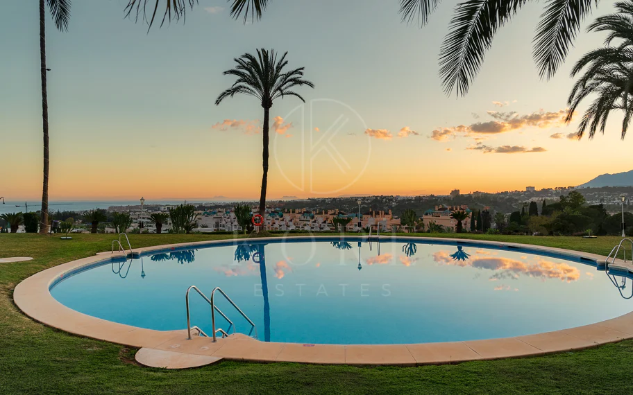 Excepcional apartamento de lujo completamente renovado en la Milla de Oro de Marbella con vistas al Mediterráneo.