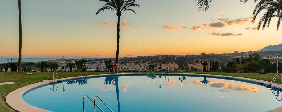 Excepcional apartamento de lujo completamente renovado en la Milla de Oro de Marbella con vistas al Mediterráneo.