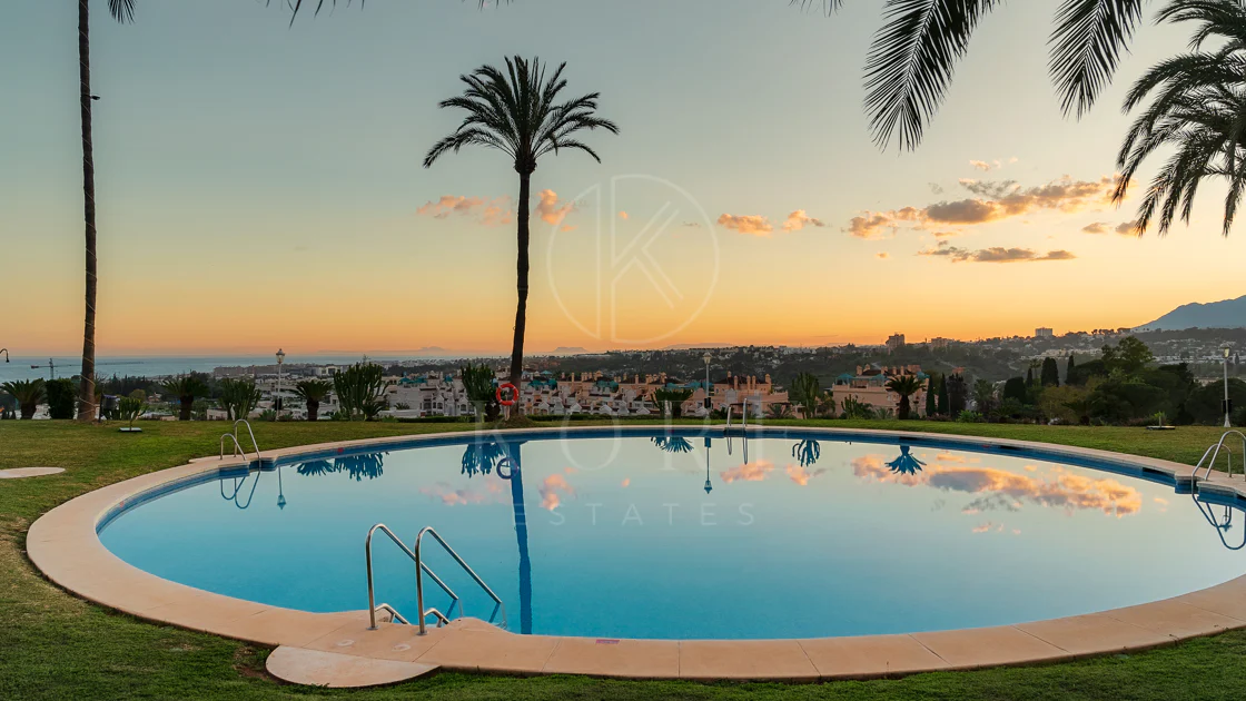 Excepcional apartamento de lujo completamente renovado en la Milla de Oro de Marbella con vistas al Mediterráneo.