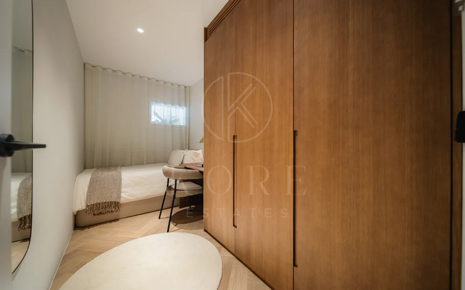 Excepcional apartamento de lujo completamente renovado en la Milla de Oro de Marbella con vistas al Mediterráneo.