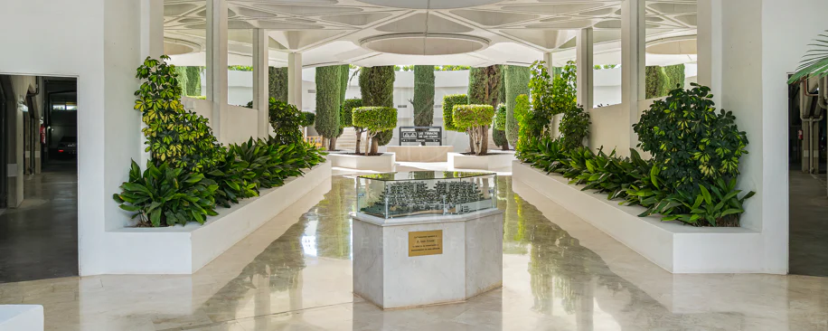Excepcional apartamento de lujo completamente renovado en la Milla de Oro de Marbella con vistas al Mediterráneo.
