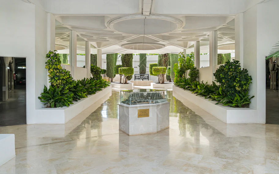 Excepcional apartamento de lujo completamente renovado en la Milla de Oro de Marbella con vistas al Mediterráneo.