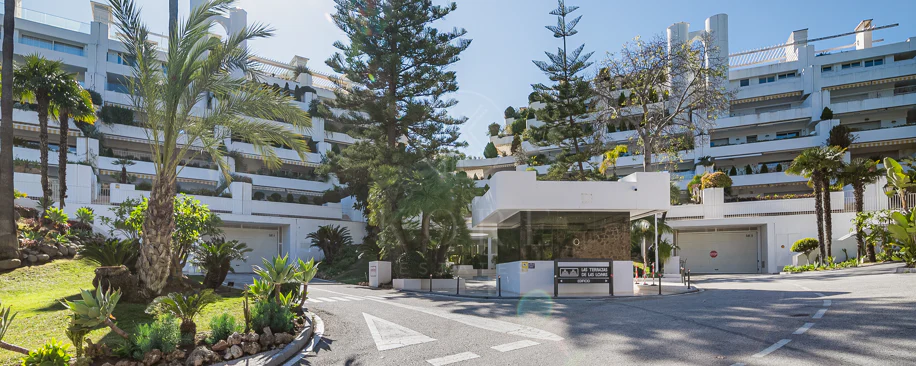 Excepcional apartamento de lujo completamente renovado en la Milla de Oro de Marbella con vistas al Mediterráneo.
