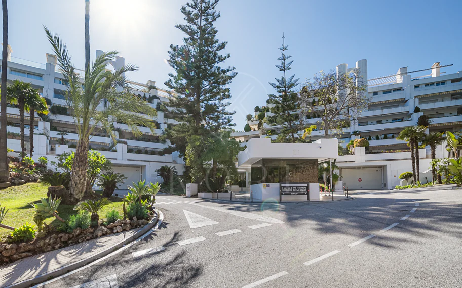 Excepcional apartamento de lujo completamente renovado en la Milla de Oro de Marbella con vistas al Mediterráneo.