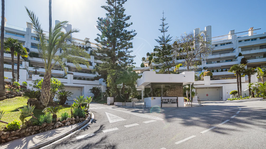 Excepcional apartamento de lujo completamente renovado en la Milla de Oro de Marbella con vistas al Mediterráneo.