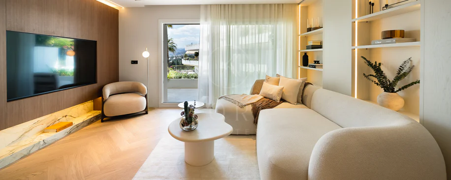 Excepcional apartamento de lujo completamente renovado en la Milla de Oro de Marbella con vistas al Mediterráneo.