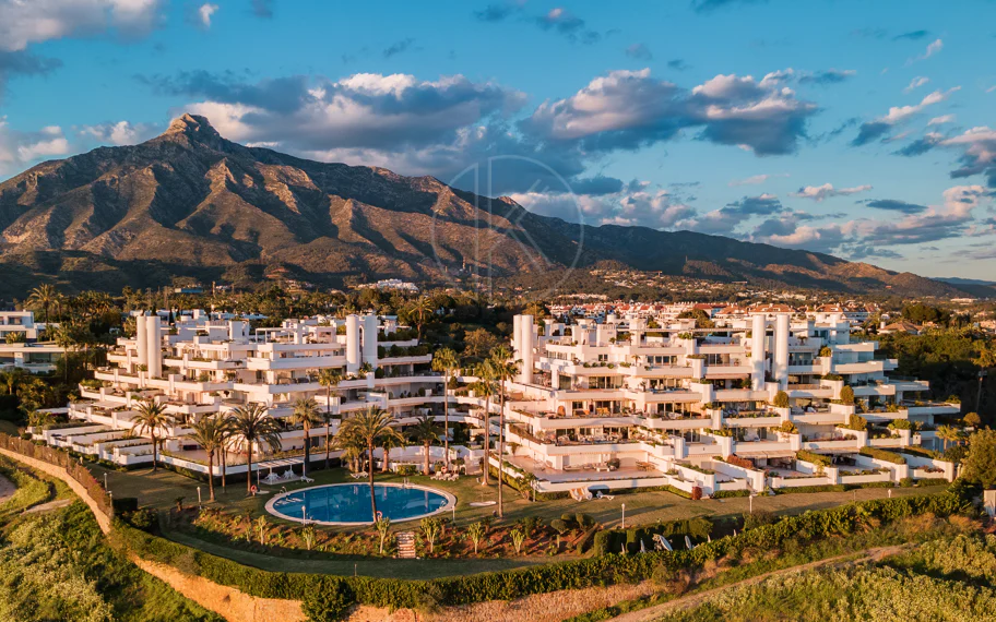 Excepcional apartamento de lujo completamente renovado en la Milla de Oro de Marbella con vistas al Mediterráneo.