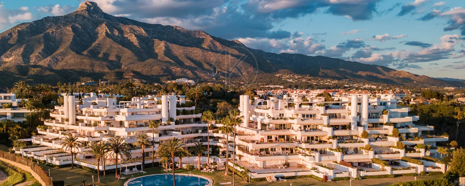 Excepcional apartamento de lujo completamente renovado en la Milla de Oro de Marbella con vistas al Mediterráneo.