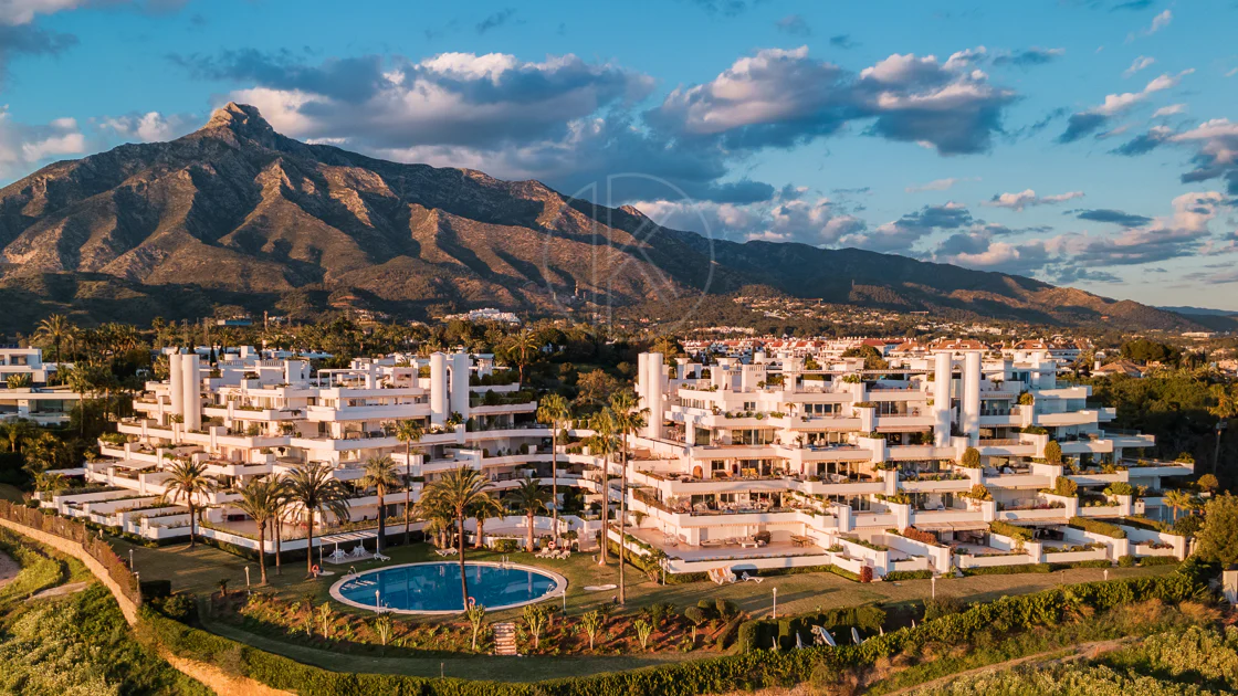 Excepcional apartamento de lujo completamente renovado en la Milla de Oro de Marbella con vistas al Mediterráneo.