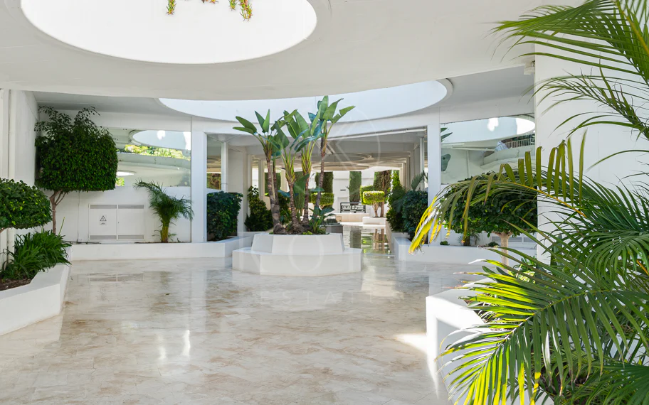 Excepcional apartamento de lujo completamente renovado en la Milla de Oro de Marbella con vistas al Mediterráneo.