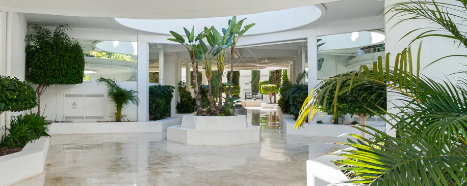 Excepcional apartamento de lujo completamente renovado en la Milla de Oro de Marbella con vistas al Mediterráneo.