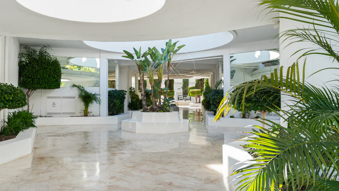 Excepcional apartamento de lujo completamente renovado en la Milla de Oro de Marbella con vistas al Mediterráneo.