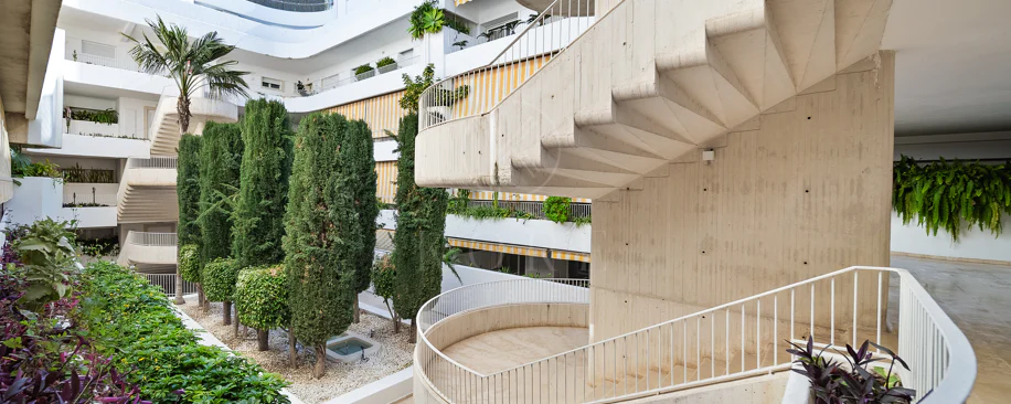 Excepcional apartamento de lujo completamente renovado en la Milla de Oro de Marbella con vistas al Mediterráneo.