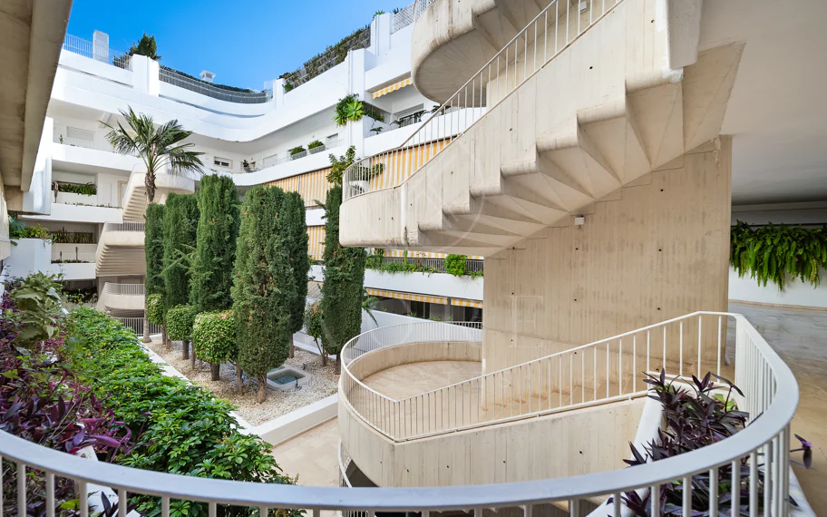 Excepcional apartamento de lujo completamente renovado en la Milla de Oro de Marbella con vistas al Mediterráneo.