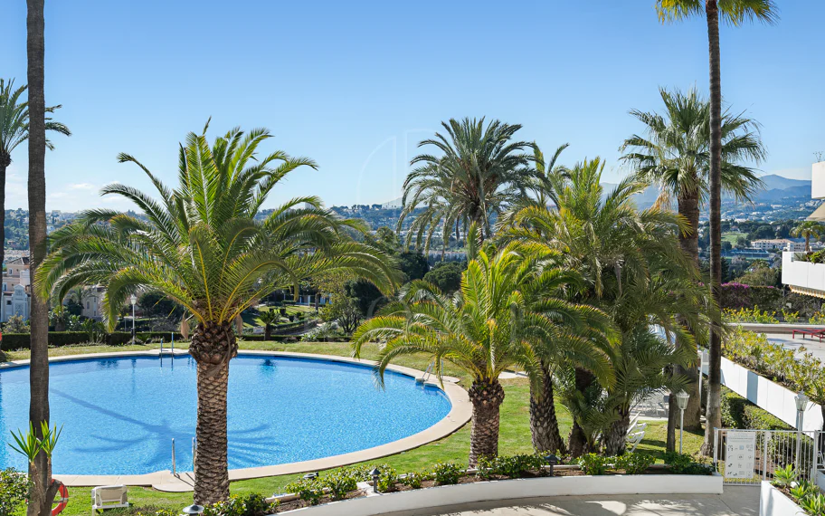 Excepcional apartamento de lujo completamente renovado en la Milla de Oro de Marbella con vistas al Mediterráneo.