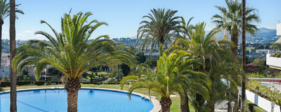 Excepcional apartamento de lujo completamente renovado en la Milla de Oro de Marbella con vistas al Mediterráneo.