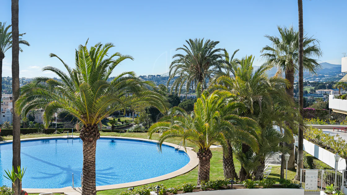 Excepcional apartamento de lujo completamente renovado en la Milla de Oro de Marbella con vistas al Mediterráneo.