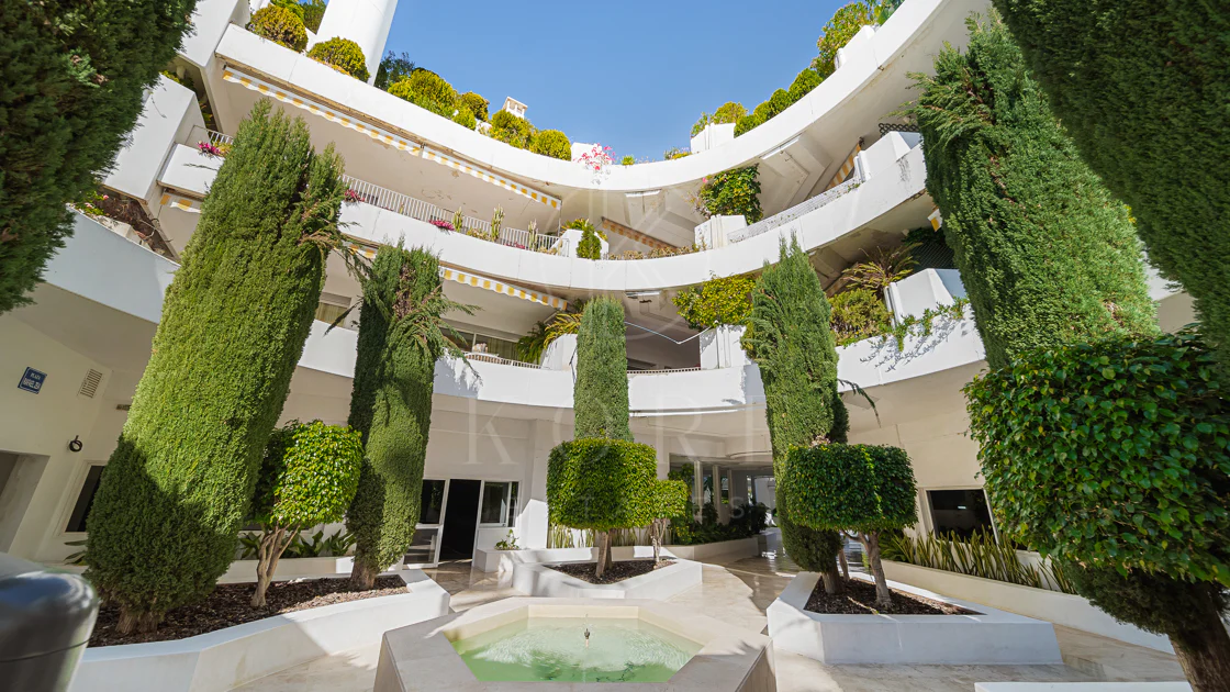 Excepcional apartamento de lujo completamente renovado en la Milla de Oro de Marbella con vistas al Mediterráneo.