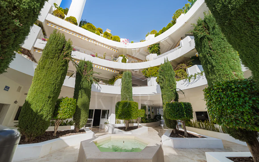 Excepcional apartamento de lujo completamente renovado en la Milla de Oro de Marbella con vistas al Mediterráneo.