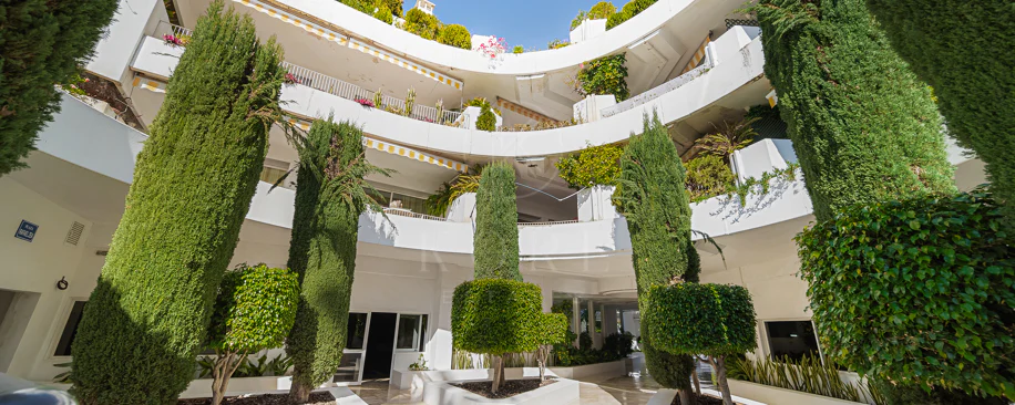 Excepcional apartamento de lujo completamente renovado en la Milla de Oro de Marbella con vistas al Mediterráneo.