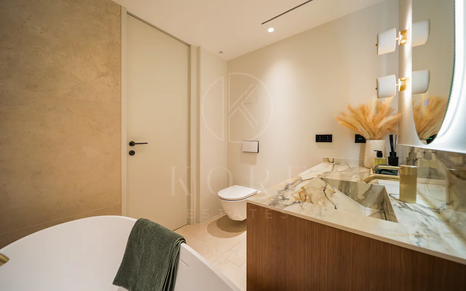 Excepcional apartamento de lujo completamente renovado en la Milla de Oro de Marbella con vistas al Mediterráneo.