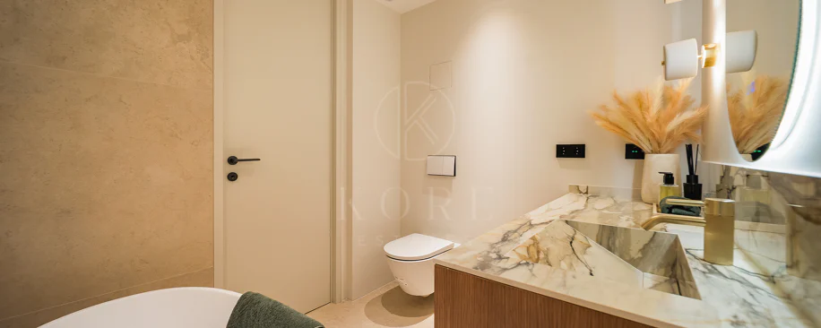 Excepcional apartamento de lujo completamente renovado en la Milla de Oro de Marbella con vistas al Mediterráneo.