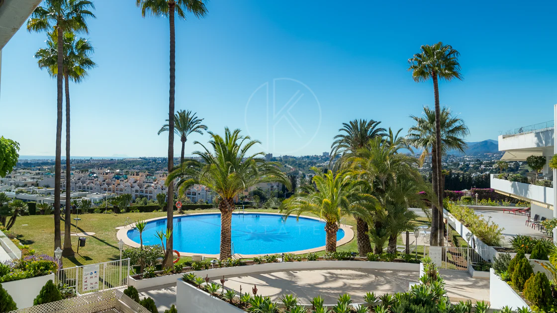 Excepcional apartamento de lujo completamente renovado en la Milla de Oro de Marbella con vistas al Mediterráneo.