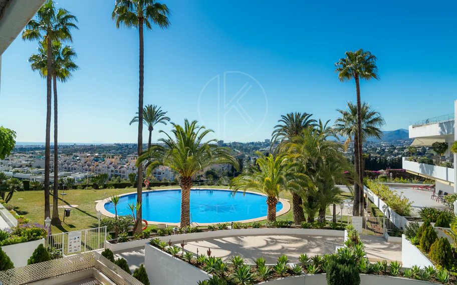 Excepcional apartamento de lujo completamente renovado en la Milla de Oro de Marbella con vistas al Mediterráneo.