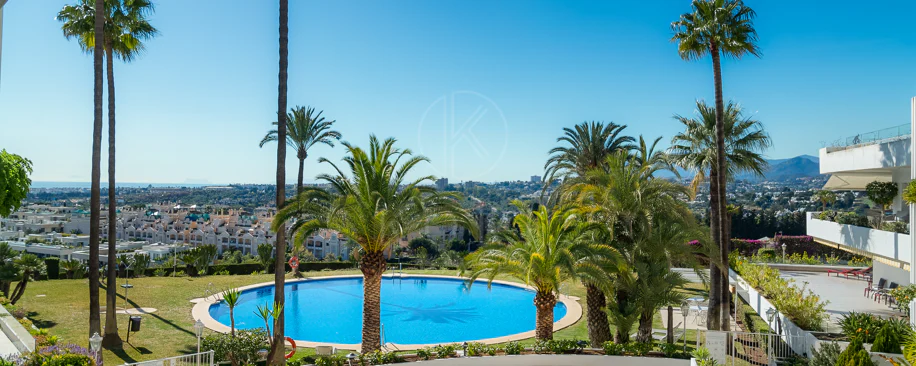 Excepcional apartamento de lujo completamente renovado en la Milla de Oro de Marbella con vistas al Mediterráneo.