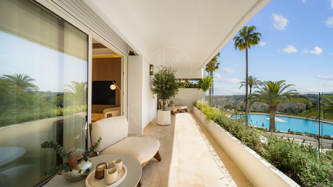 Excepcional apartamento de lujo completamente renovado en la Milla de Oro de Marbella con vistas al Mediterráneo.
