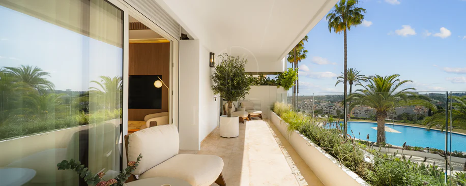 Excepcional apartamento de lujo completamente renovado en la Milla de Oro de Marbella con vistas al Mediterráneo.