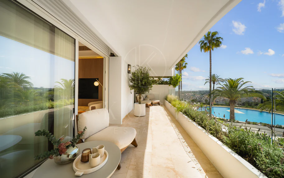 Excepcional apartamento de lujo completamente renovado en la Milla de Oro de Marbella con vistas al Mediterráneo.
