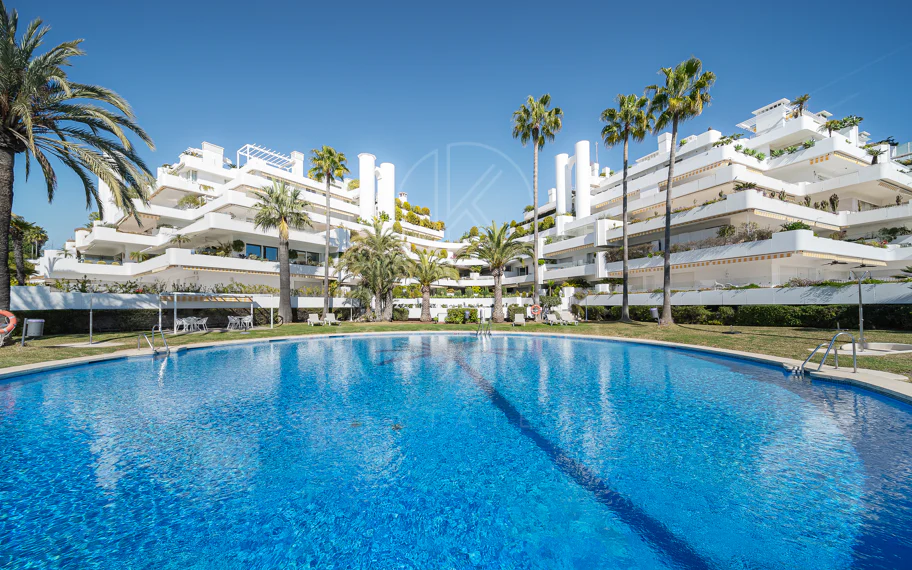 Excepcional apartamento de lujo completamente renovado en la Milla de Oro de Marbella con vistas al Mediterráneo.