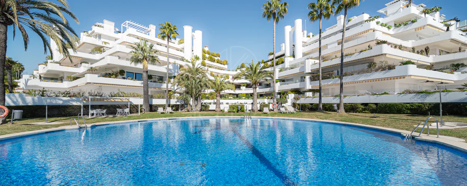 Excepcional apartamento de lujo completamente renovado en la Milla de Oro de Marbella con vistas al Mediterráneo.