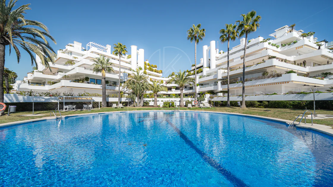 Excepcional apartamento de lujo completamente renovado en la Milla de Oro de Marbella con vistas al Mediterráneo.