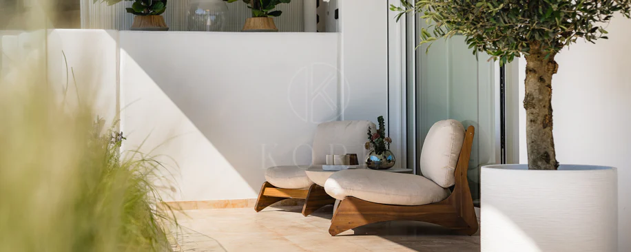Excepcional apartamento de lujo completamente renovado en la Milla de Oro de Marbella con vistas al Mediterráneo.