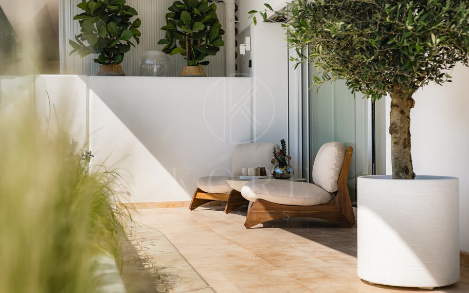 Excepcional apartamento de lujo completamente renovado en la Milla de Oro de Marbella con vistas al Mediterráneo.